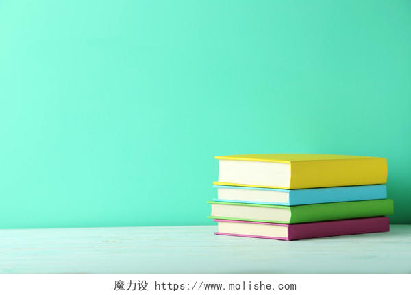 书本课本彩色书本一摞书木绿色底读书分相会阅读世界读书日